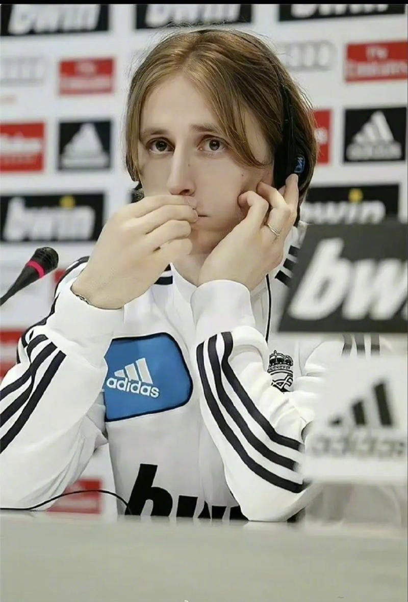 辽宁男篮在CBA杯赛中爆冷输给江苏男篮，外援选择引发争议，球迷对阵容实力和磨合表示不满。