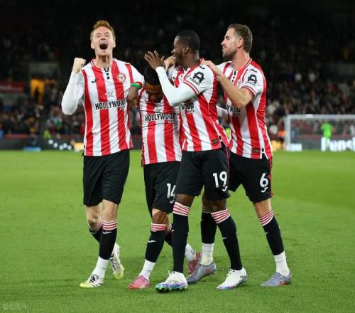 太阳报：里奇的主持人女友亮相米兰德比，透视装造型引发热议