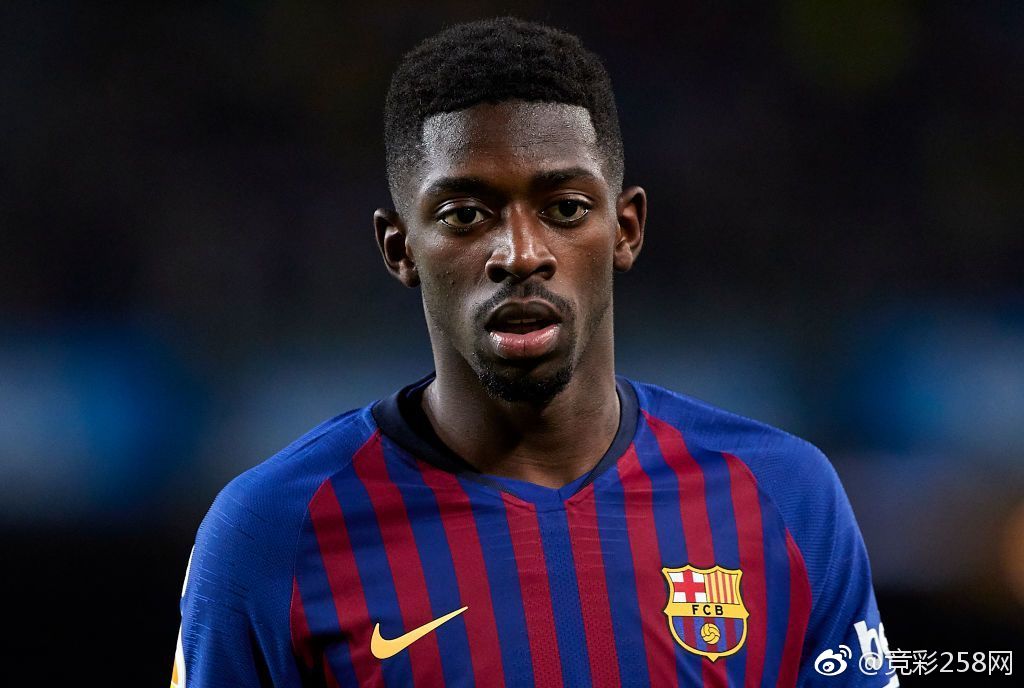 斯卡洛尼戴白手套递交世界杯，因凡蒂诺为仪式错误公开道歉