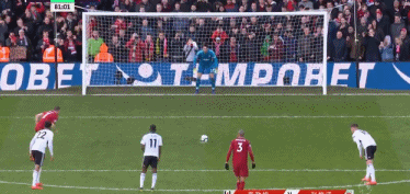 痛！女裁判扔球给希罗，不小心砸到了希罗的关键部位